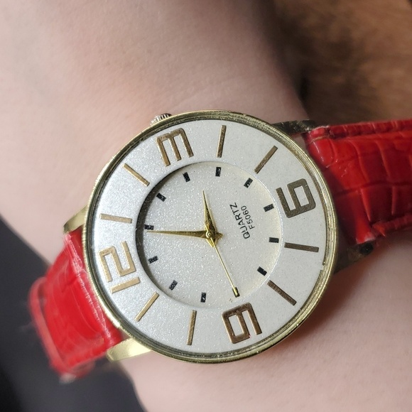 B2712 retro bombshell red leather wristwatch needs‎ batteries - Picture 1 of 3